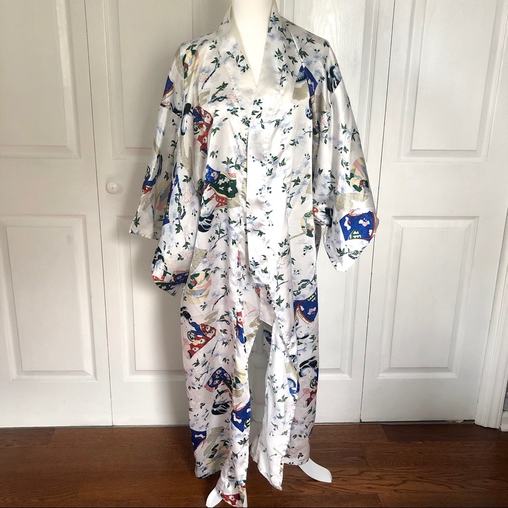 Vintage Kimono White Geisha Print Dressing Robe
